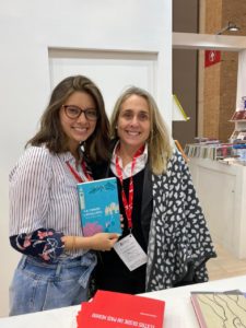 La Escritora María Jose Aguayo Bassi con una lectora en la Filbo